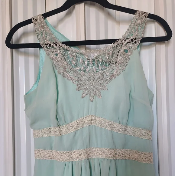 BNWT Privee Gown - M - Picture 3 of 7